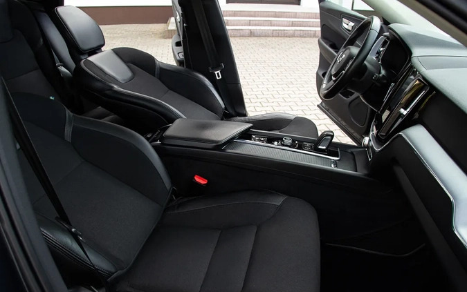 Volvo XC 60 cena 109899 przebieg: 221500, rok produkcji 2020 z Pobiedziska małe 781